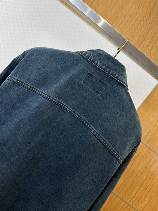 プラダスーパーコピー 三角形のロゴが入ったウォッシュドデニムジャケット