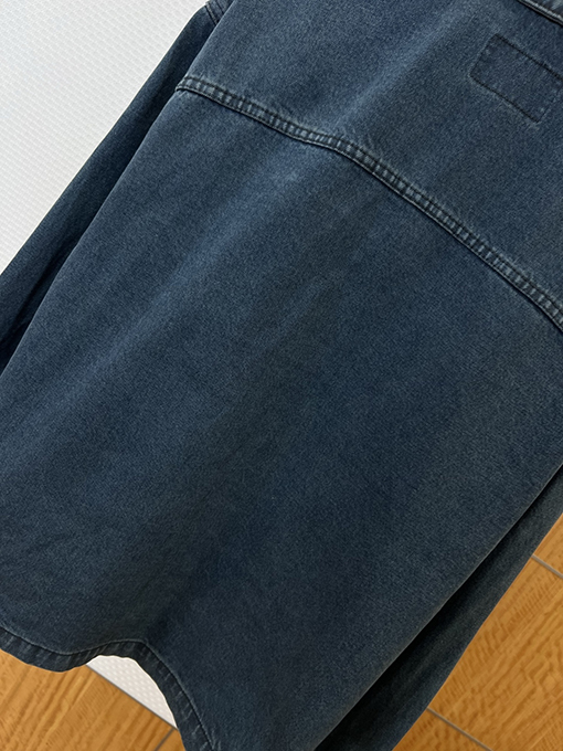 プラダスーパーコピー 三角形のロゴが入ったウォッシュドデニムジャケット