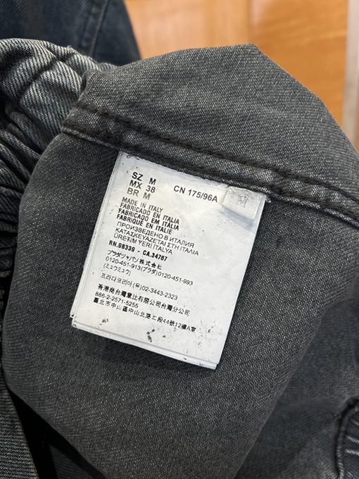 プラダスーパーコピー 三角形のロゴが入ったウォッシュドデニムジャケット