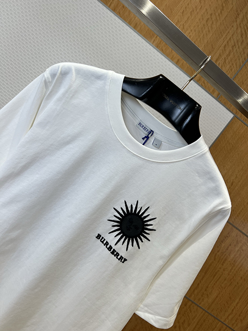バーバリーコピー BURBERRY 太陽の文字刺繍入りクルーネック半袖Tシャツ