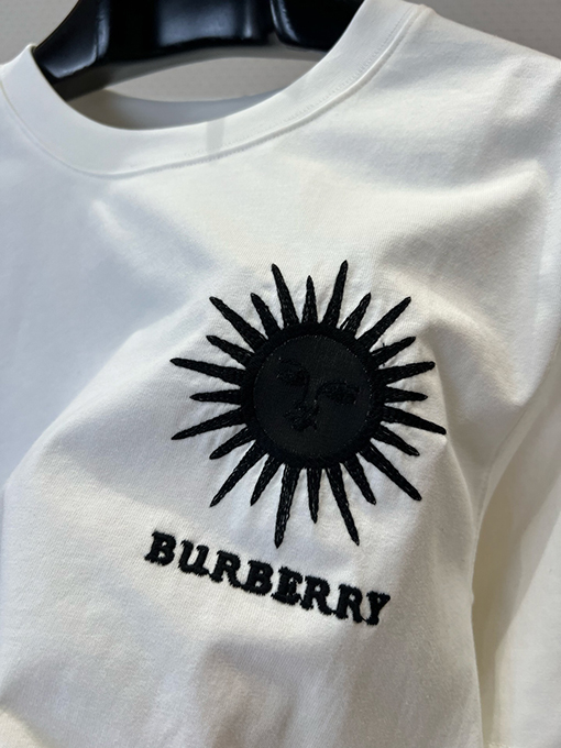 バーバリーコピー BURBERRY 太陽の文字刺繍入りクルーネック半袖Tシャツ