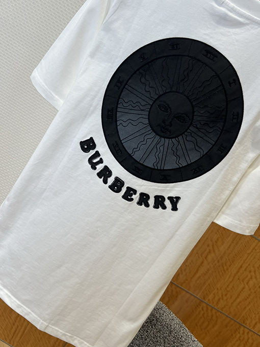 バーバリーコピー BURBERRY 太陽の文字刺繍入りクルーネック半袖Tシャツ