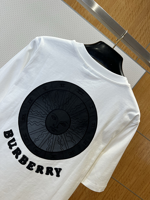 バーバリーコピー BURBERRY 太陽の文字刺繍入りクルーネック半袖Tシャツ