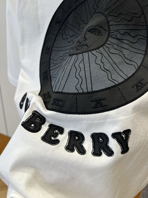 バーバリーコピー BURBERRY 太陽の文字刺繍入りクルーネック半袖Tシャツ
