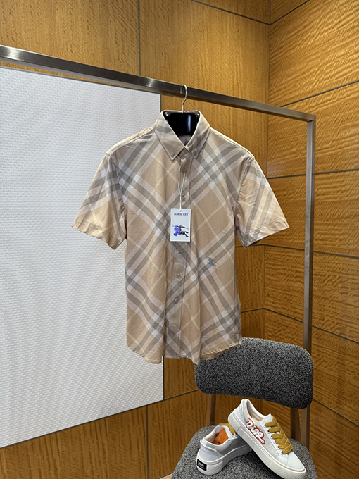 バーバリーコピー チェック柄の軍馬刺繍入り半袖シャツ