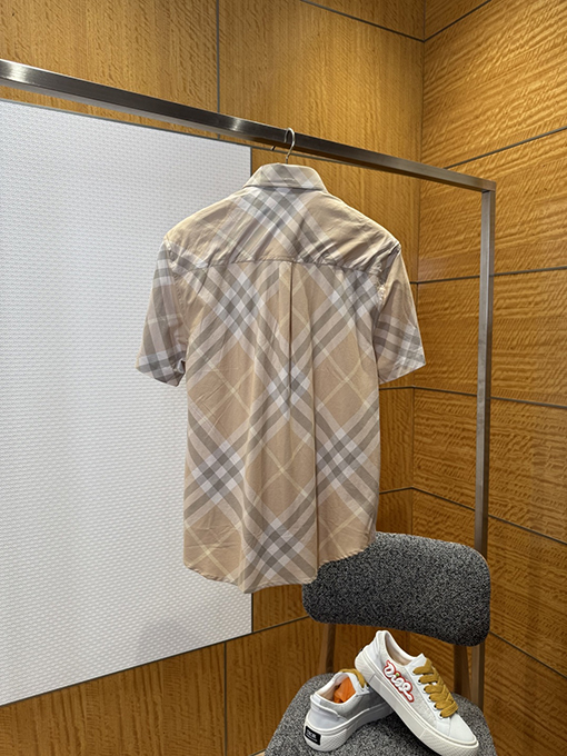 バーバリーコピー チェック柄の軍馬刺繍入り半袖シャツ