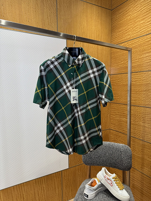 バーバリーコピー チェック柄の軍馬刺繍入り半袖シャツ
