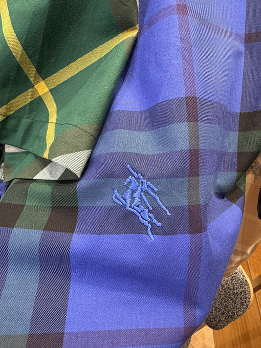 バーバリーコピー チェック柄の軍馬刺繍入り半袖シャツ