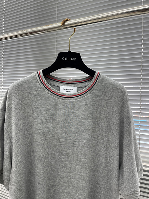トムブラウン 細かい波状のネックラインとウェビングがの半袖Tシャツ