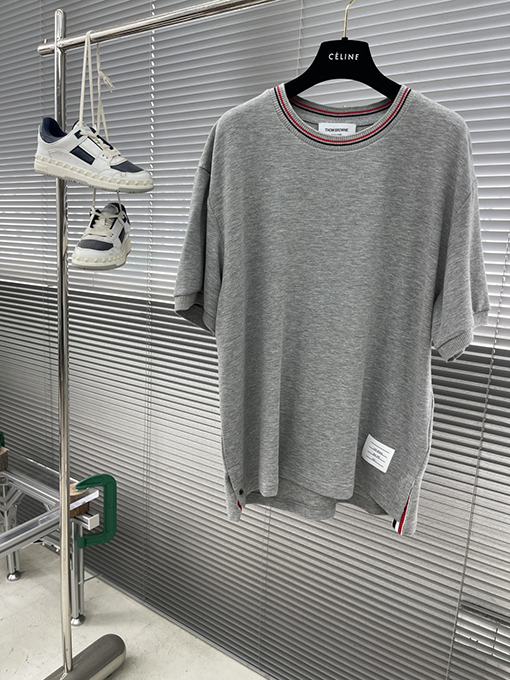 トムブラウン 細かい波状のネックラインとウェビングがの半袖Tシャツ