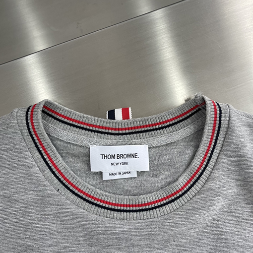 トムブラウン 細かい波状のネックラインとウェビングがの半袖Tシャツ
