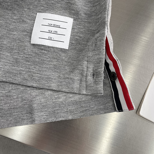 トムブラウン 細かい波状のネックラインとウェビングがの半袖Tシャツ