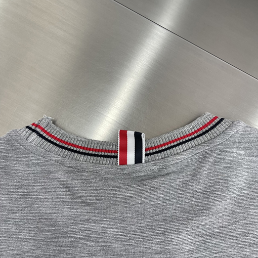 トムブラウン 細かい波状のネックラインとウェビングがの半袖Tシャツ