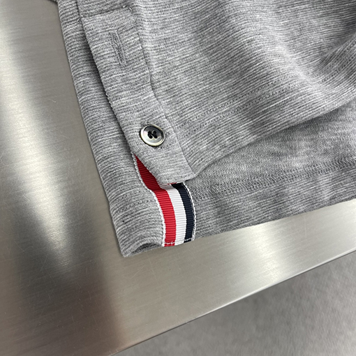トムブラウン 細かい波状のネックラインとウェビングがの半袖Tシャツ