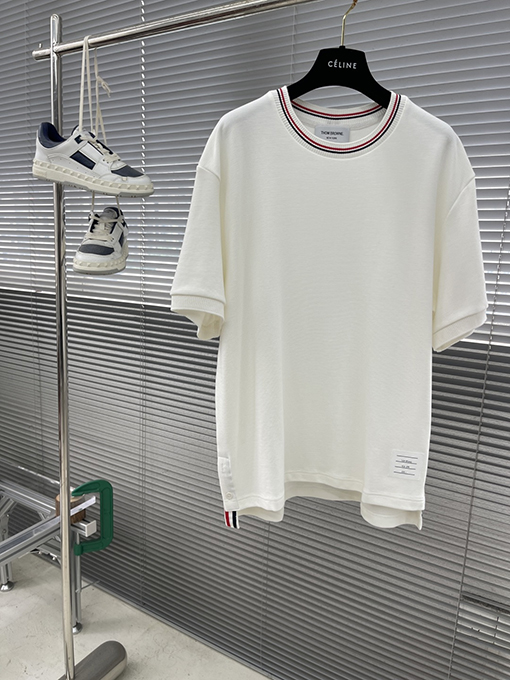 トムブラウン 細かい波状のネックラインとウェビングがの半袖Tシャツ