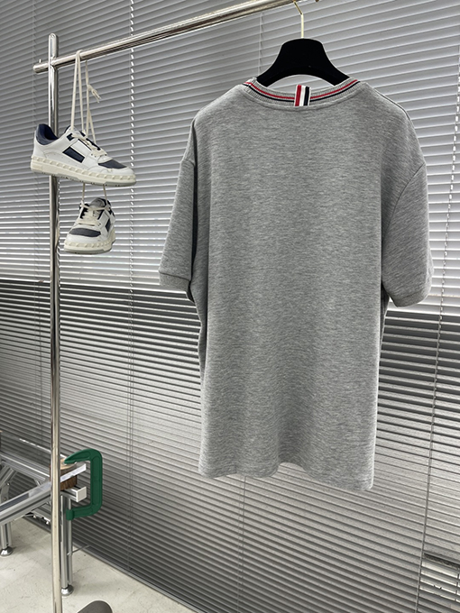 トムブラウン 細かい波状のネックラインとウェビングがの半袖Tシャツ
