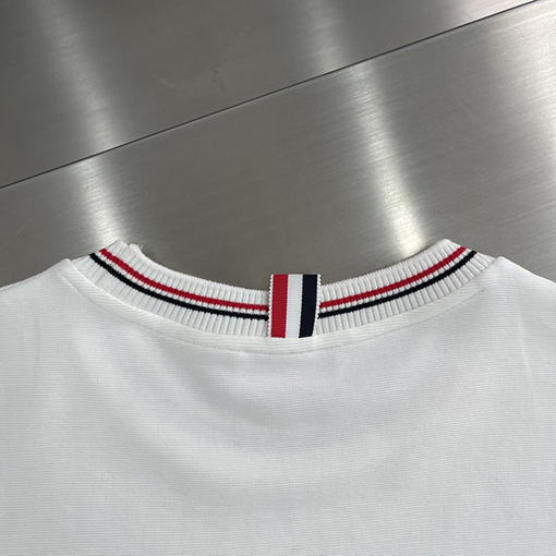 トムブラウン 細かい波状のネックラインとウェビングがの半袖Tシャツ
