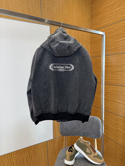 ディオールコピー Christian Dior グレーのロゴ入りデニムジャケット