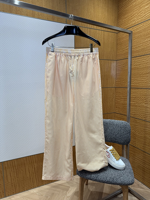 ルイヴィトン 黄色と白のストライプ柄のカジュアルパンツ