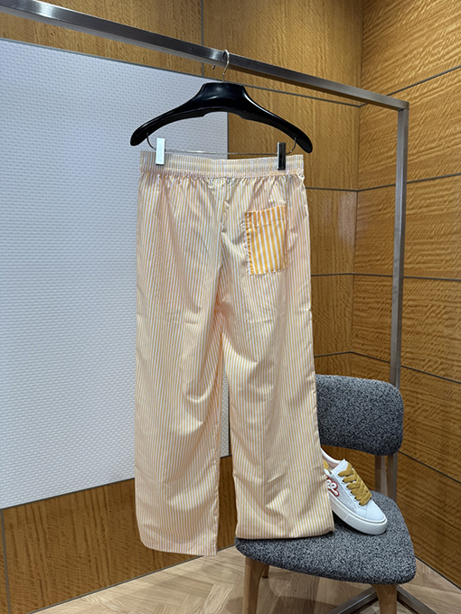 ルイヴィトン 黄色と白のストライプ柄のカジュアルパンツ
