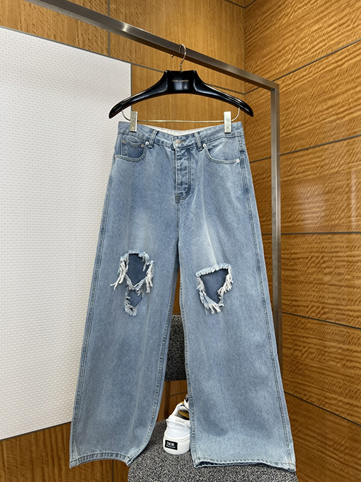 バレンシアガスーパーコピー クラシックのダメージをしたワイドレッグジーンズ