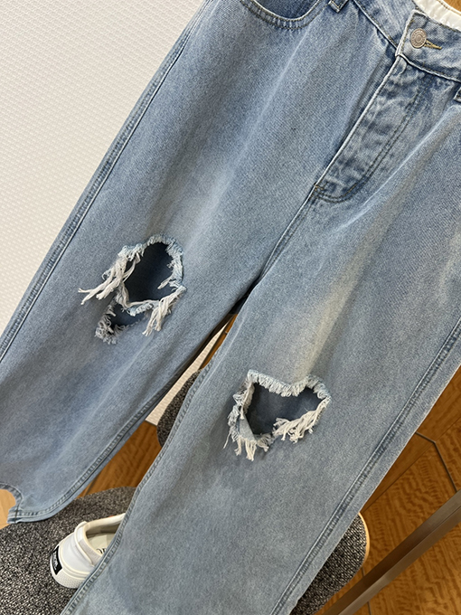 バレンシアガスーパーコピー クラシックのダメージをしたワイドレッグジーンズ