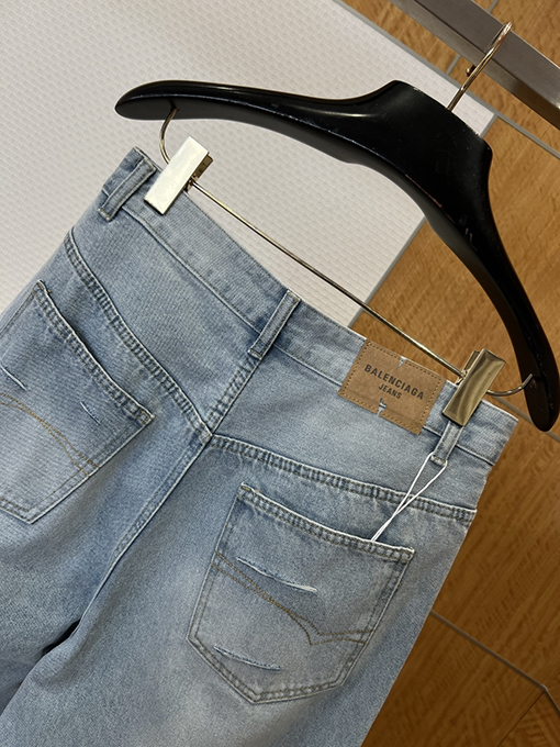 バレンシアガスーパーコピー クラシックのダメージをしたワイドレッグジーンズ