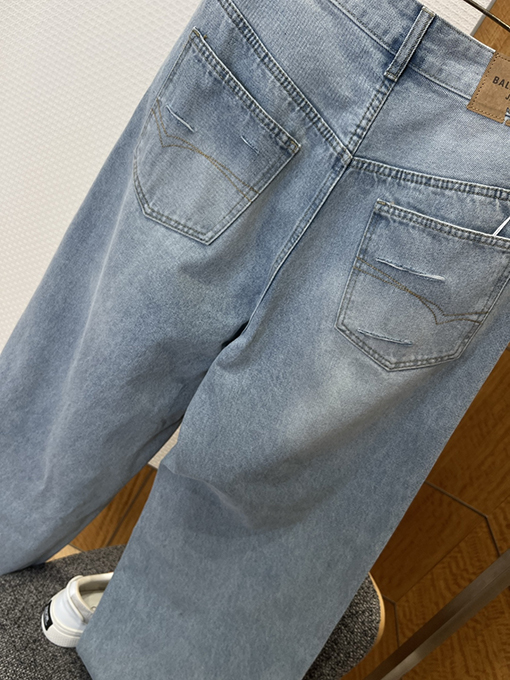 バレンシアガスーパーコピー クラシックのダメージをしたワイドレッグジーンズ