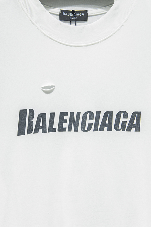バレンシアガコピー BALENCIAGA クラシックなアーティスティックな破れとひび割れがされた半袖Tシャツ