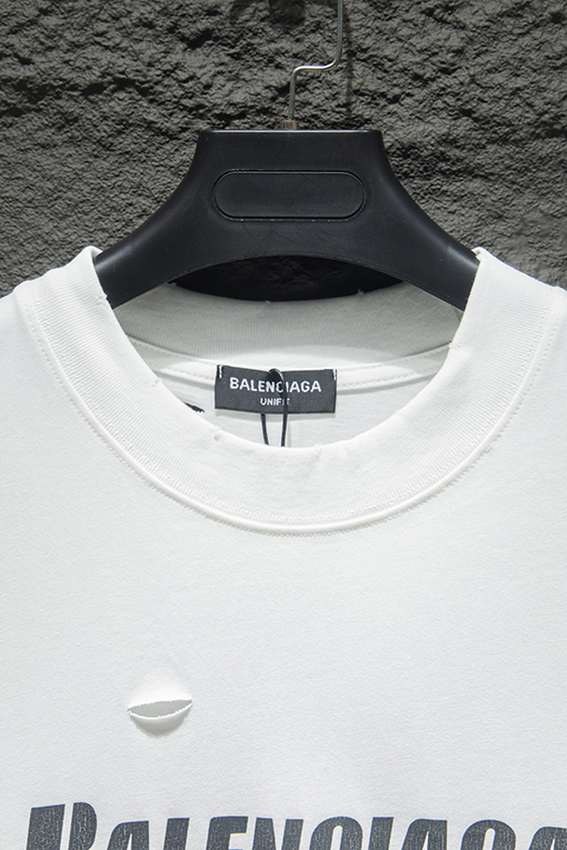 バレンシアガコピー BALENCIAGA クラシックなアーティスティックな破れとひび割れがされた半袖Tシャツ