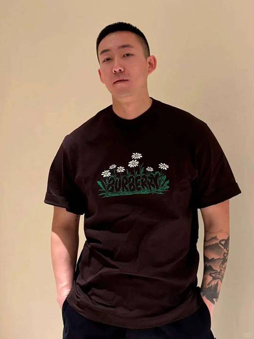 バーバリーコピー BURBERRY ニューデイジーのロゴプリント入りコットン半袖Tシャツ