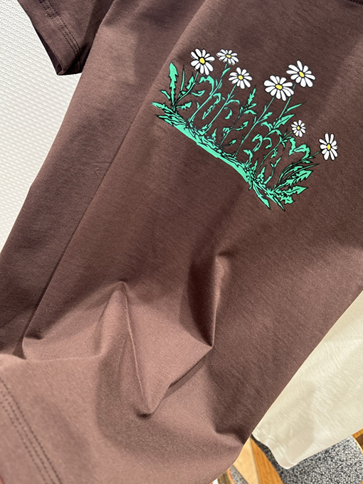 バーバリーコピー BURBERRY ニューデイジーのロゴプリント入りコットン半袖Tシャツ