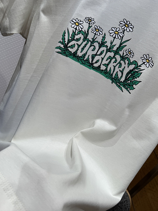 バーバリーコピー BURBERRY ニューデイジーのロゴプリント入りコットン半袖Tシャツ