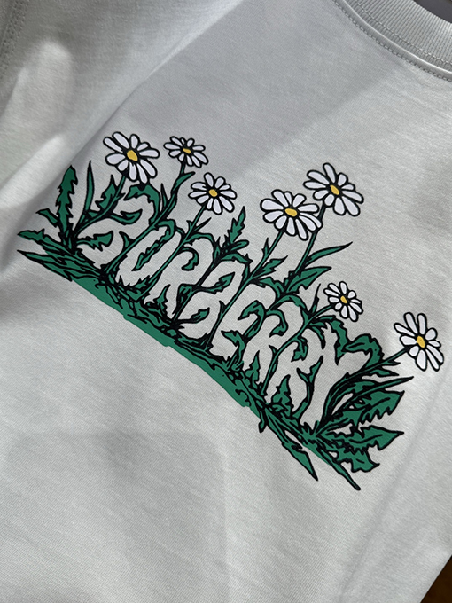 バーバリーコピー BURBERRY ニューデイジーのロゴプリント入りコットン半袖Tシャツ