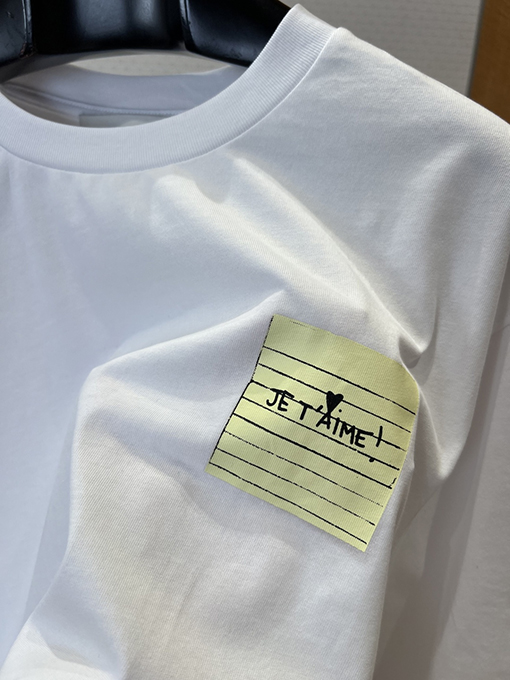 アミコピー JE T'AIME 付箋柄プリントのクルーネック半袖Tシャツ