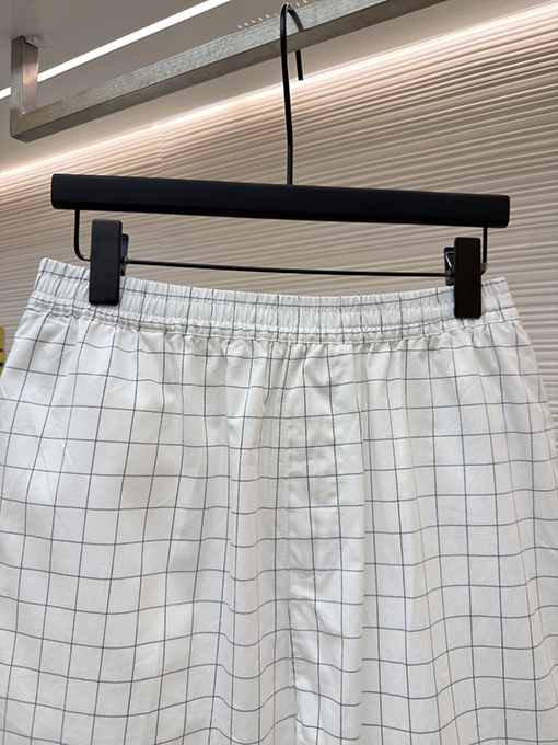 アクネストゥディオズコピー Acne Studios 白と黒のストライプ柄、チェック柄、文字入りストレートレッグカジュアルショーツ