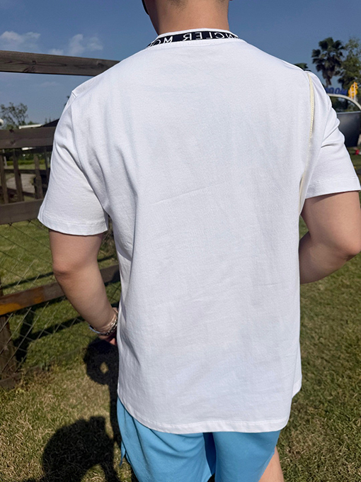 モンクレール プルオーバータイプのロゴ入りコットン半袖Tシャツ