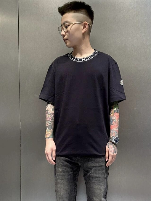 モンクレール プルオーバータイプのロゴ入りコットン半袖Tシャツ