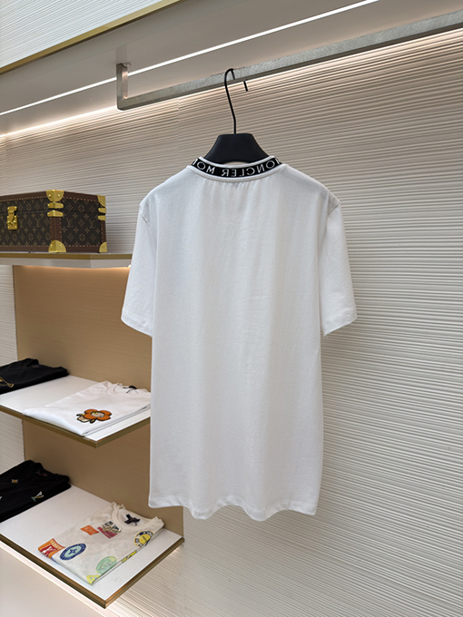 モンクレール プルオーバータイプのロゴ入りコットン半袖Tシャツ