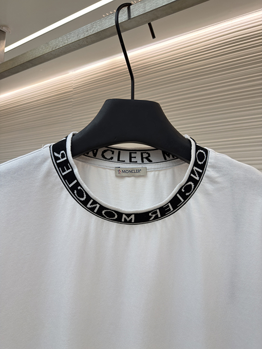 モンクレール プルオーバータイプのロゴ入りコットン半袖Tシャツ