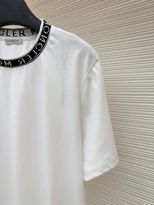 モンクレール プルオーバータイプのロゴ入りコットン半袖Tシャツ
