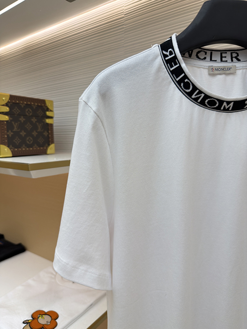 モンクレール プルオーバータイプのロゴ入りコットン半袖Tシャツ
