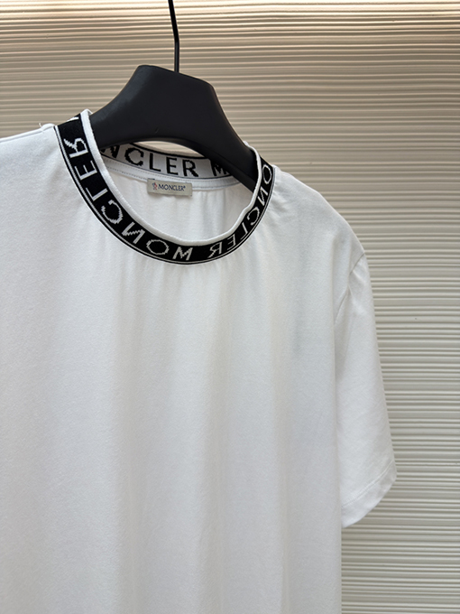 モンクレール プルオーバータイプのロゴ入りコットン半袖Tシャツ