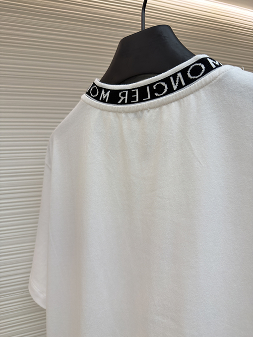 モンクレール プルオーバータイプのロゴ入りコットン半袖Tシャツ