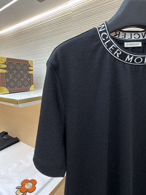 モンクレール プルオーバータイプのロゴ入りコットン半袖Tシャツ