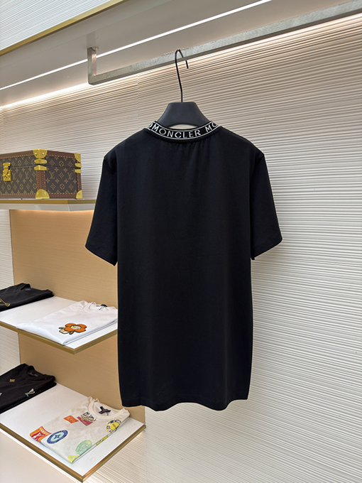 モンクレール プルオーバータイプのロゴ入りコットン半袖Tシャツ