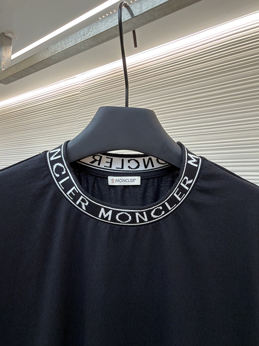 モンクレール プルオーバータイプのロゴ入りコットン半袖Tシャツ