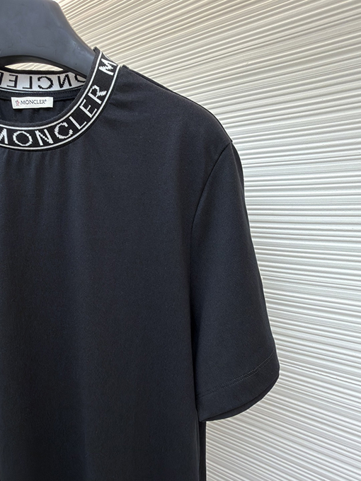 モンクレール プルオーバータイプのロゴ入りコットン半袖Tシャツ