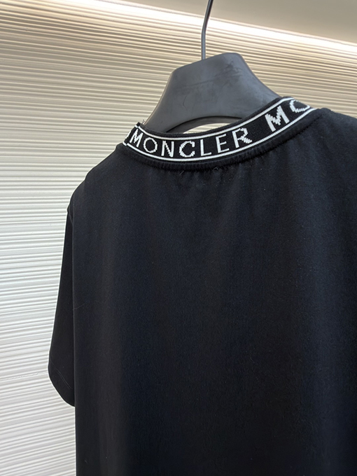 モンクレール プルオーバータイプのロゴ入りコットン半袖Tシャツ