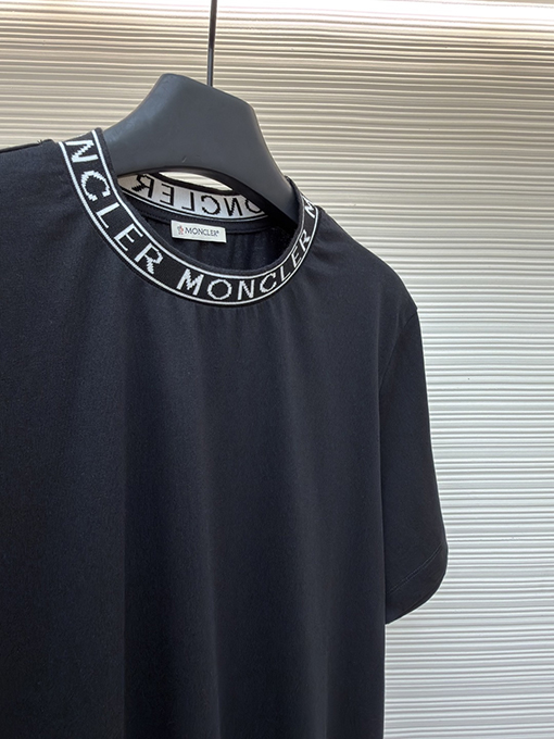 モンクレール プルオーバータイプのロゴ入りコットン半袖Tシャツ